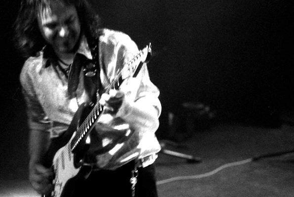 Guitariste-29.jpg - Henry Rax Lacourt -guitariste Nico Wayne Toussaint - (théatre de minuit) - Copyright PiR 07/07/07