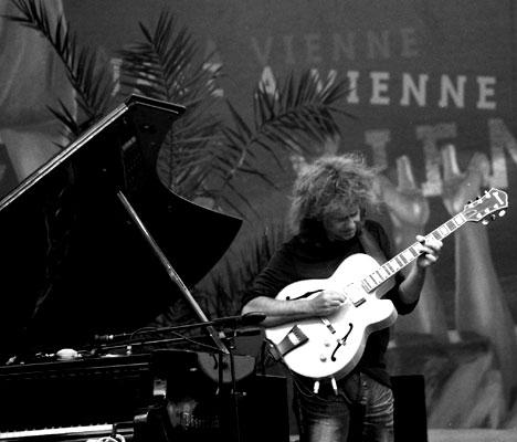 Metheny-03-recadre.jpg - Pat Metheny et Brad Mehldau Quartet (théatre antique) - Copyright PiR 04/07/07